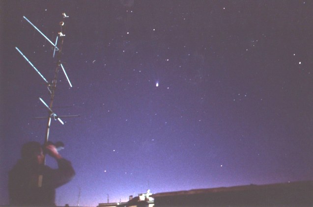(c) 1997 - Maurizio Eltri mentre osserva col binocolo la cometa Hale Bopp. 