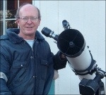 Donald Machholz, lo scopritore della cometa, col suo telescopio amatoriale.
